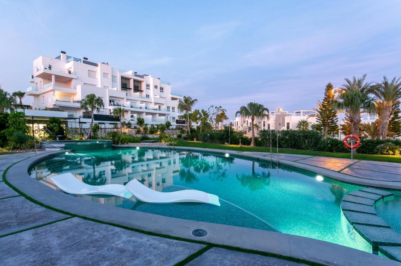 Nice 2 Bedroom Bali Apartment With Sea Views トレビエハ エクステリア 写真